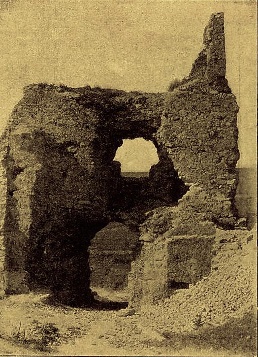 Разрушившаяся стена Инкерманской крепости